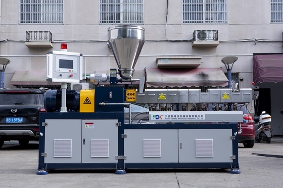 Máquina de extrusão de grânulos de plástico paralelas de rotação conjunta de parafuso com velocidade de 500 rpm