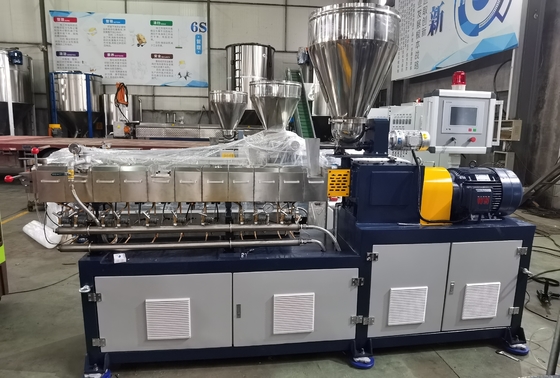 Extrusora dupla de parafuso dupla usada Cinza Cores 600 rpm Velocidade Extrusora plástica de segunda mão